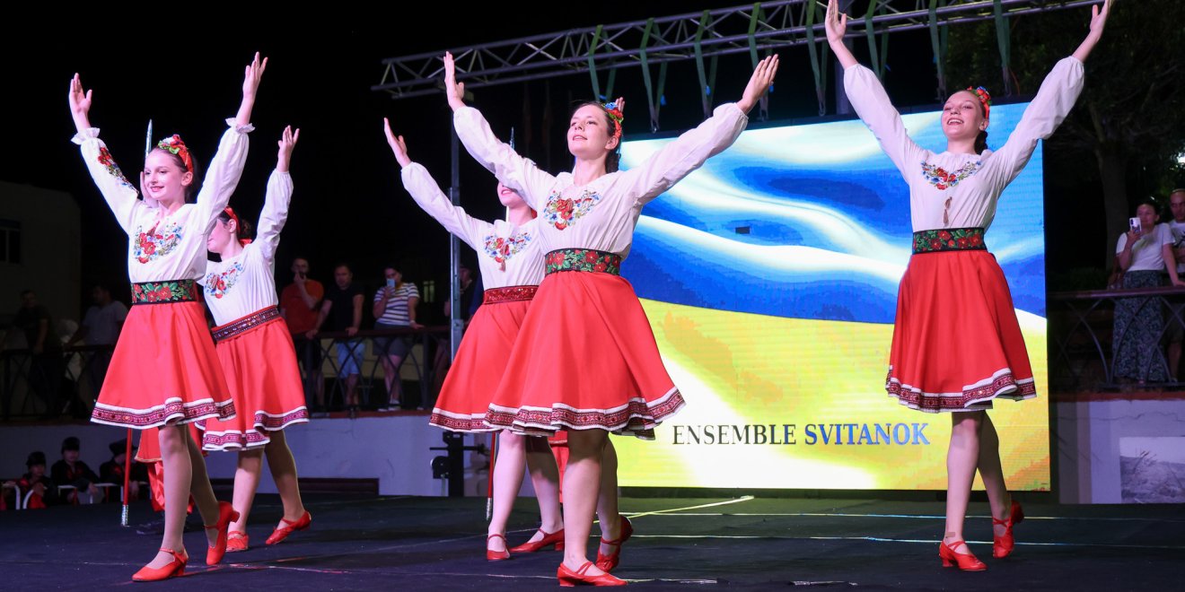 MANAVGAT’TA 12. ULUSLARARASI HALK DANSLARI FESTİVALİ DÜZENLENDİ