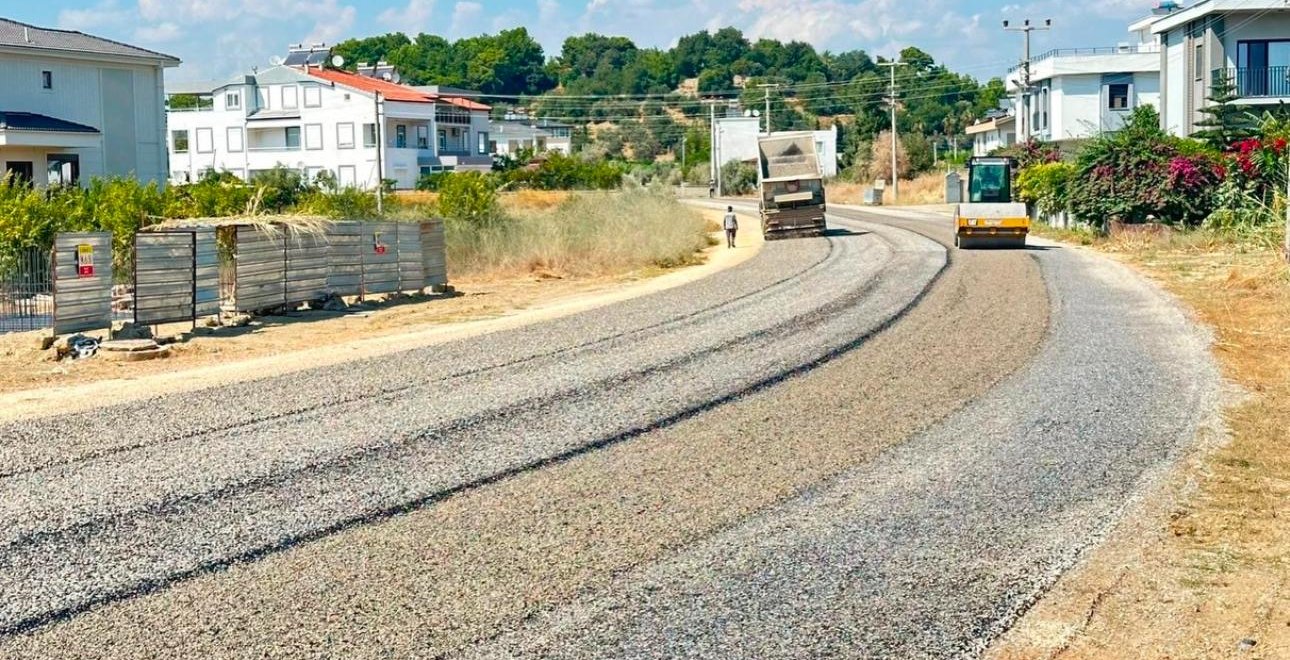 MANAVGAT’IN DÖRT BİR YANINDA YOL ÇALIŞMALARI SÜRÜYOR