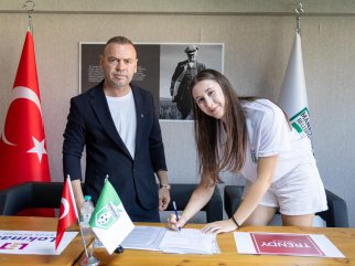 MANAVGAT BELEDİYESPOR KADIN VOLEYBOL TAKIMI’NDA YENİ SEZON İÇİN İMZALAR ATILDI
