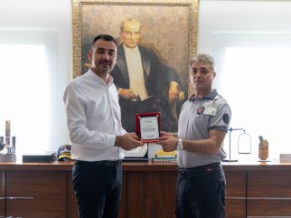 BAŞKAN VEKİLİ ÇİÇEK’TEN HAYAT KURTARAN DUYARLILIĞA PLAKET