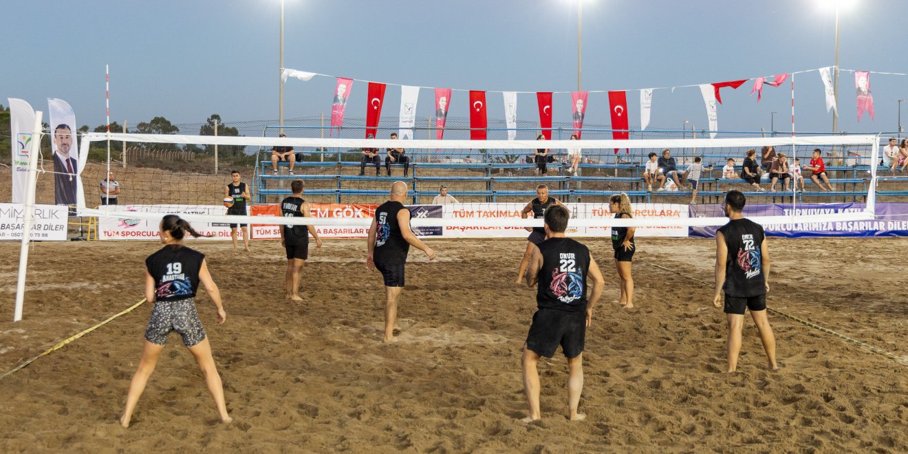 MANAVGAT’TA PLAJ VOLEYBOLU HALK TURNUVASI YOĞUN KATILIMLA BAŞLADI