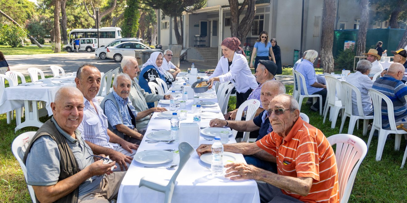 BAŞKAN VEKİLİ MEHMET ÇİÇEK, HUZUREVİ SAKİNLERİYLE PİKNİKTE BULUŞTU