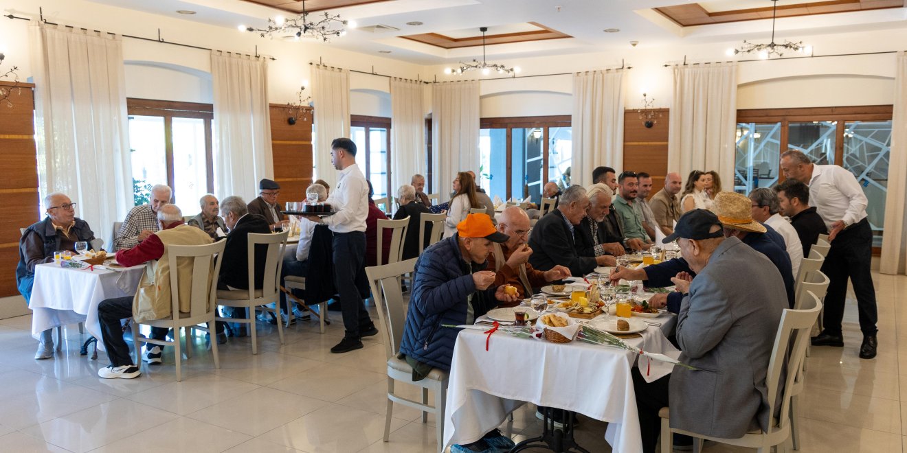 BAŞKAN VEKİLİ MEHMET ÇİÇEK, DÜNYA YAŞLILAR GÜNÜ KAPSAMINDA HUZUREVİ SAKİNLERİYLE BULUŞTU