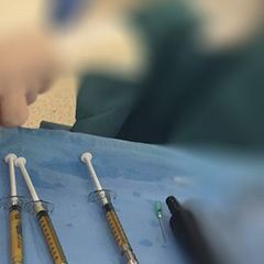 "Lazer liposuction işlemi ile aldığımız yağın küçük bir kısmını ayırdık ve yağ dolgusu olarak hastamızın yüzüne enjekte ettik. Kişinin kendi yağ hücrelerinden oluşan bu dolguların kalıcılık oranı diğer dolgularla..." instagram.com/dralitufansoydan