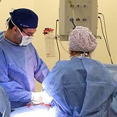 Lazer liposuction öncesi hastalarımızın bize sık sordukları sorulardan biri de bir seferde en fazla kaç litre yağ alınabileceği. Bu sorunun cevabı kişiye ve işlem yapılan bölgeye göre değişse de hastanın dengesini ve vücut fonksiyonlarını bozmadan en f