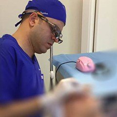 "Kaş, sakal ve bıyık ekimi genellikle travma, yanık, deri kanseri veya doğuştan gelen sebeplerle bütünlüğü bozulan dokuların..." instagram.com/dralitufansoydan