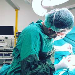 "Meme dokusunun gögüs dolgunluğunu sağlamaya elverişli olmadığı durumlarda meme dikleştirme ameliyatını silikon implant ile kombine ediyoruz ve aynı seansta..." instagram.com/dralitufansoydan