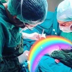 "Meme hacminin yeterli şekillendirmeyi tek başına sağlayamadığı durumlarda silikon protez kullanıyoruz. Böylece aynı seansta hem meme dikleştirme hem de meme büyütme..." instagram.com/dralitufansoydan