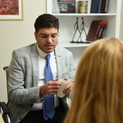 "Yuvarlak mı olsun damla mı? Yüzeyi pürtüklü mü olsun düz mü? Protezi meme altına mı yoksa kas altına mı koyalım? Büyüklüğü ne kadar olsun? Meme büyütme ameliyatı ile ilgili tüm bu soruların..." instagram.com/dralitufansoydan