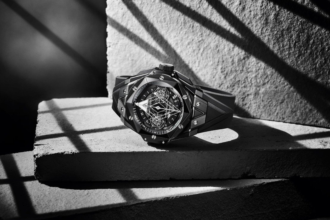 big-bang-sang-bleu-ii-black-magic-45-mm-lifestyle-shot (1)