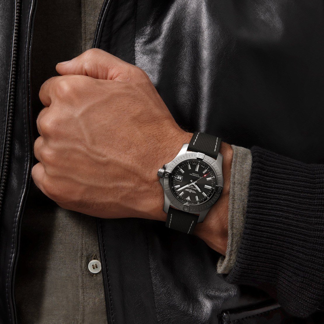 a17318101b1x2-avenger-automatic-43-on-wrist