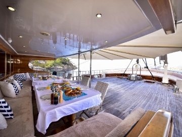 Queen Atlantis Deluxe Yacht