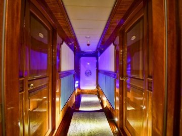 Queen Atlantis Deluxe Yacht