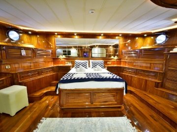 Queen Atlantis Deluxe Yacht