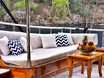 Queen Atlantis Deluxe Yacht