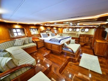Queen Atlantis Deluxe Yacht
