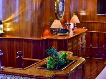 Queen Atlantis Deluxe Yacht