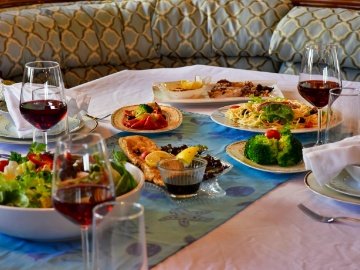 Queen Atlantis Deluxe Yacht