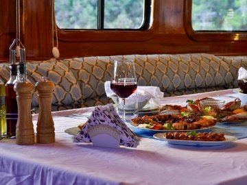 Queen Atlantis Deluxe Yacht