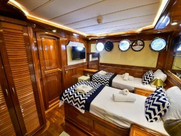 Queen Atlantis Deluxe Yacht