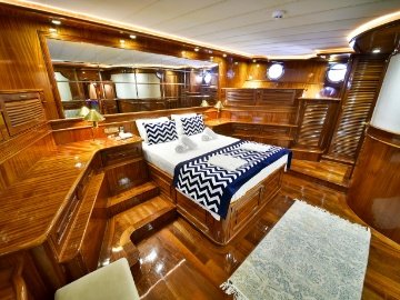 Queen Atlantis Deluxe Yacht