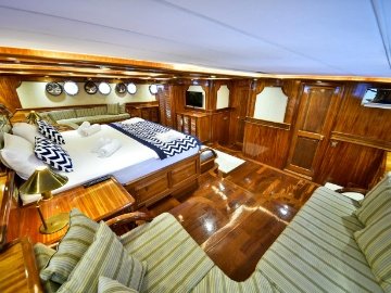 Queen Atlantis Deluxe Yacht