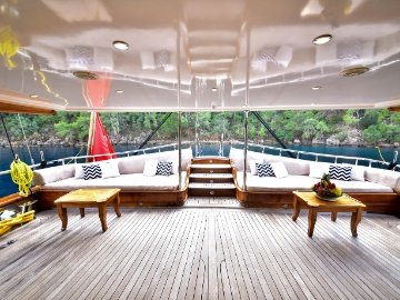 Queen Atlantis Deluxe Yacht