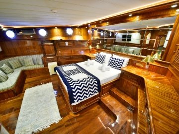 Queen Atlantis Deluxe Yacht