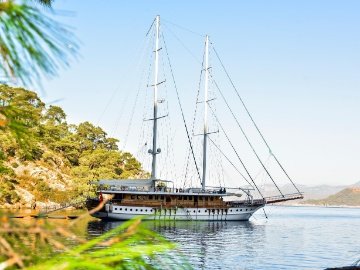 Queen Atlantis Deluxe Yacht