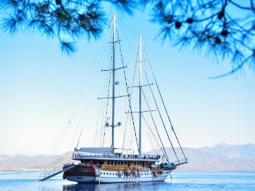 Queen Atlantis Deluxe Yacht