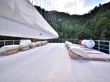 Queen Atlantis Deluxe Yacht