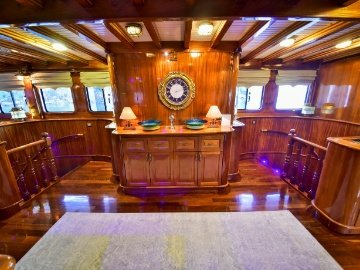 Queen Atlantis Deluxe Yacht