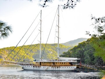 Queen Atlantis Deluxe Yacht