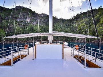 Queen Atlantis Deluxe Yacht