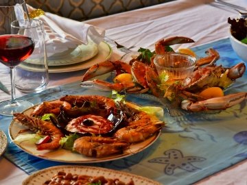 Queen Atlantis Deluxe Yacht