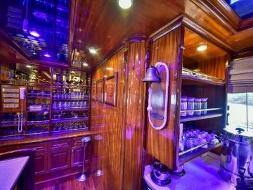 Queen Atlantis Deluxe Yacht