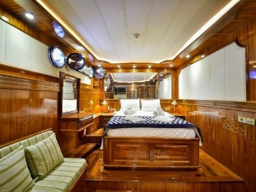 Queen Atlantis Deluxe Yacht