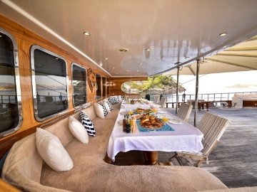 Queen Atlantis Deluxe Yacht