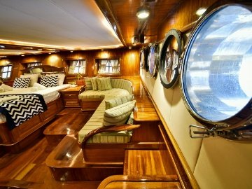 Queen Atlantis Deluxe Yacht