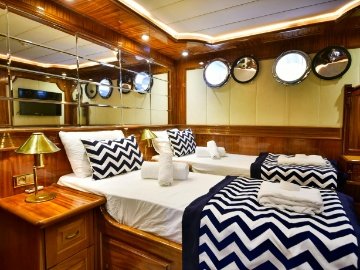 Queen Atlantis Deluxe Yacht