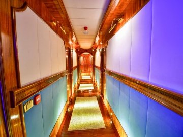 Queen Atlantis Deluxe Yacht