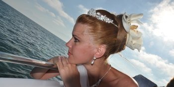 The harmony of the model of your wedding dress and bridal crown