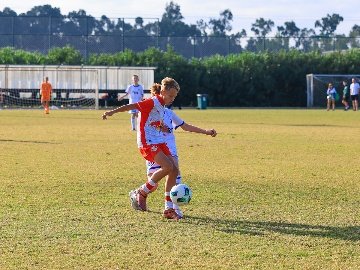 Юный игрок ФК «Ред Булл Зальцбург» ведет и защищает мяч