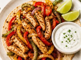 Tavuk Fajita ve Sarımsaklı Yoğurt Sos