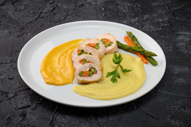 Fesleğenli ve Domatesli Tavuk Sarma Tarifi