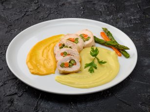 Fesleğenli ve Domatesli Tavuk Sarma