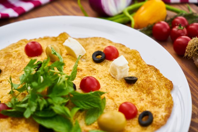 Roka & Çeri Domatesli "Tava Üstü" Omlet