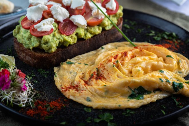 Avokadolu & Taze Soğanlı Omlet
