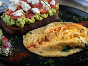 Avokadolu & Taze Soğanlı Omlet