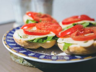Fesleğenli & Beyaz Peynirli Akdeniz Sandviçi